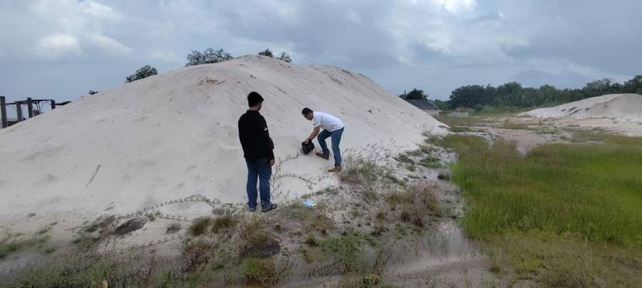 Sampling at the silica sand stockpile