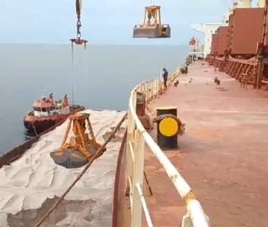 Grab discharge into the mother vessel
