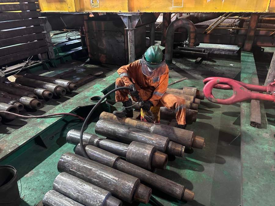 Thread cleaning on drill collars and tool joints